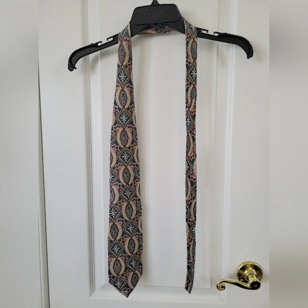 Christian Dior CD1 100% Silk Tie Designer Burgundy Green Pattern Luxury Necktie